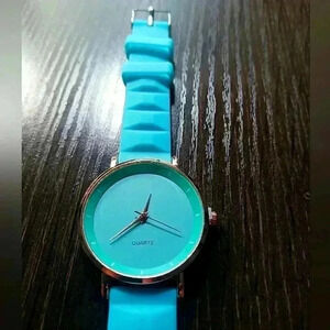 Women's quartz watch with silicone band